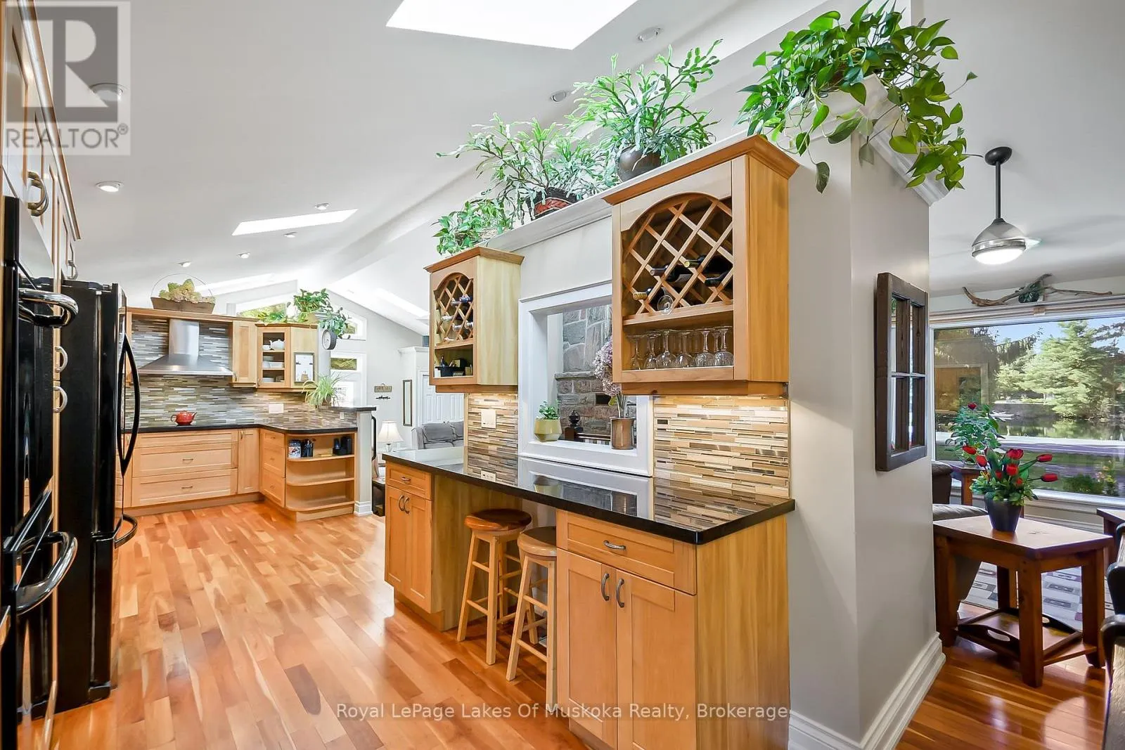 2 LESLIE DRIVE W