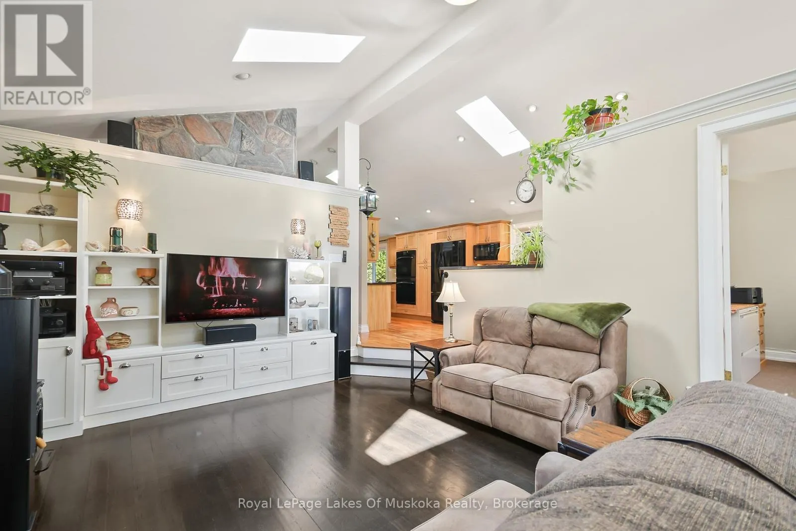 2 LESLIE DRIVE W
