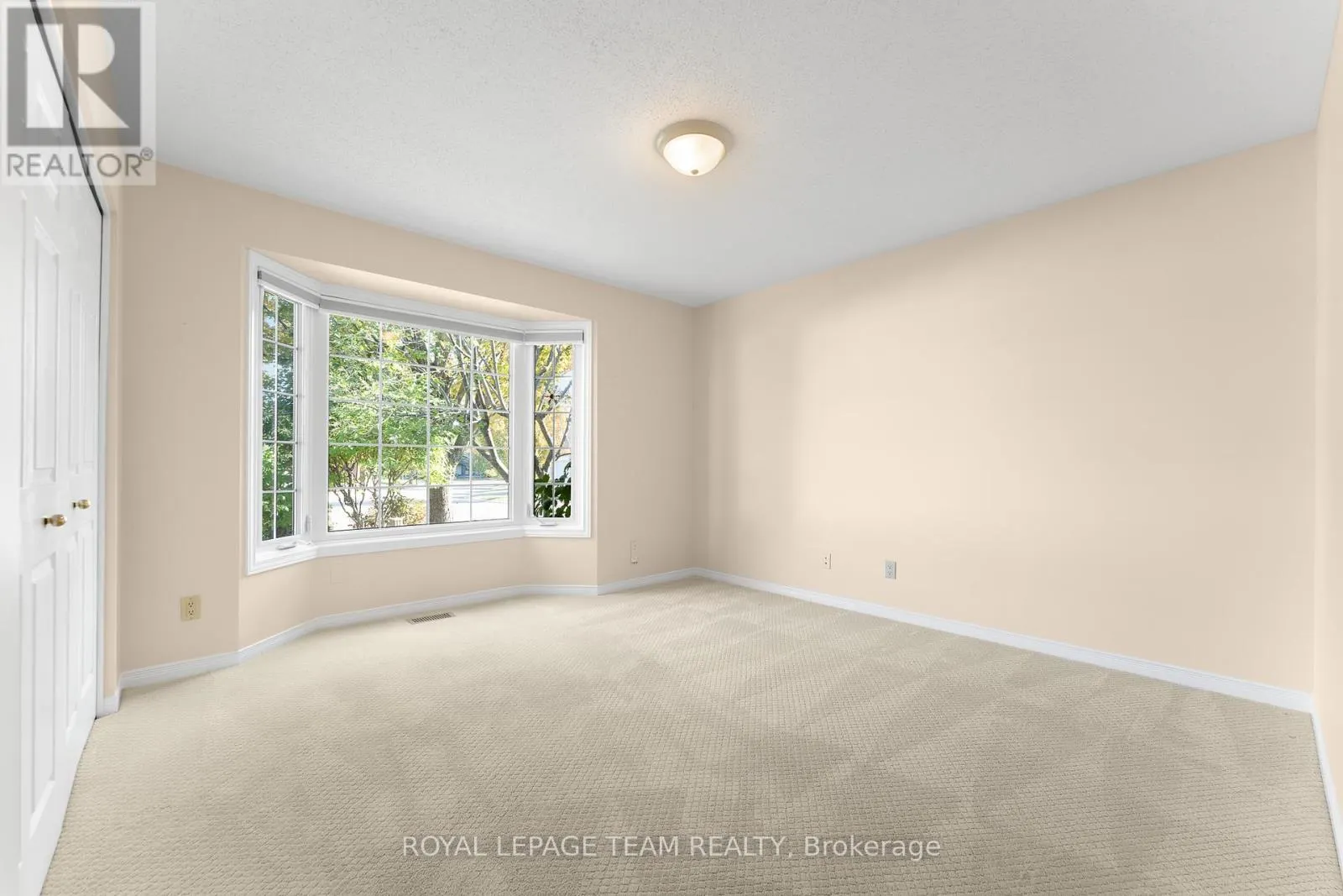 16 OYSTER BAY COURT