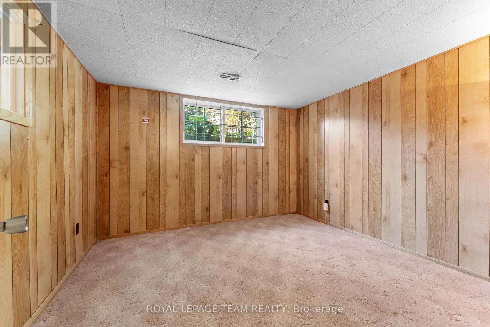 16 OYSTER BAY COURT