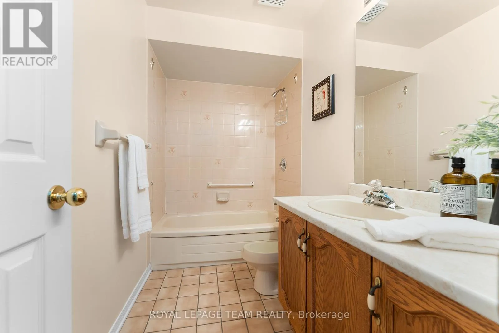 16 OYSTER BAY COURT