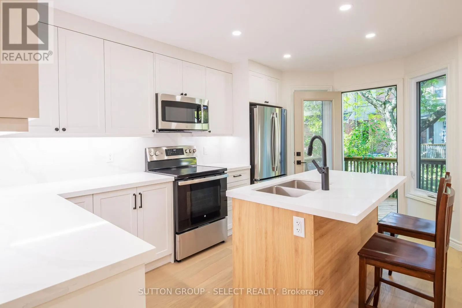 3 - 70 SUNNYSIDE DRIVE, #3