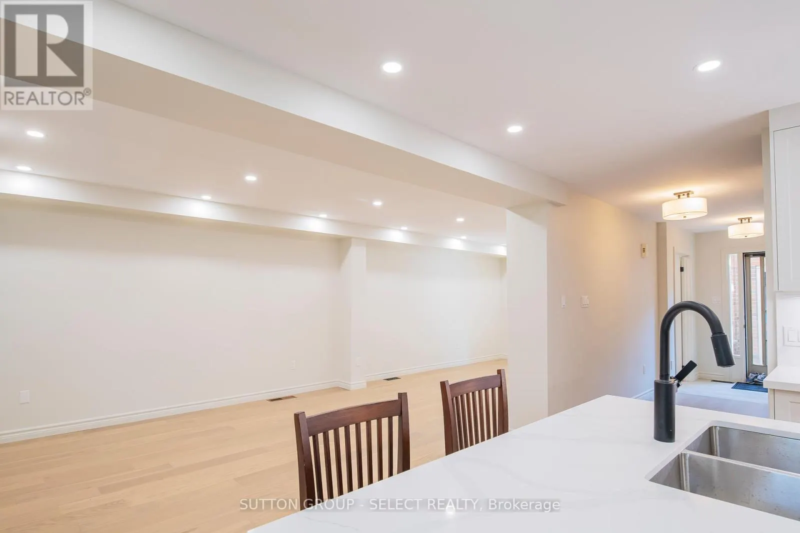 3 - 70 SUNNYSIDE DRIVE, #3