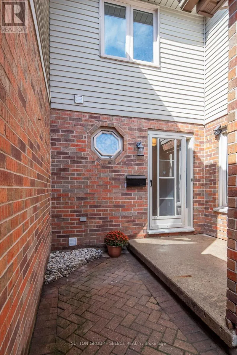 3 - 70 SUNNYSIDE DRIVE, #3