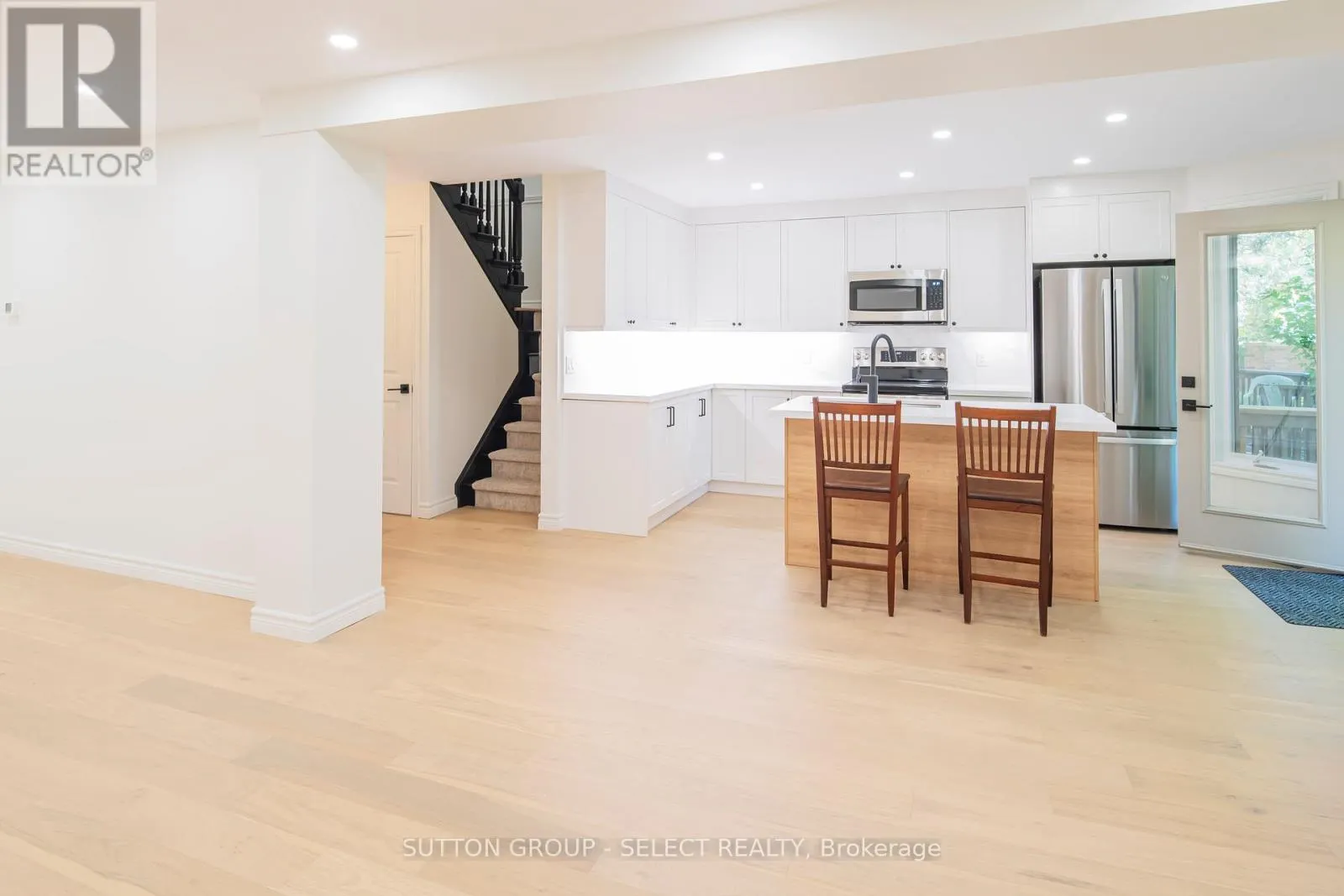 3 - 70 SUNNYSIDE DRIVE, #3