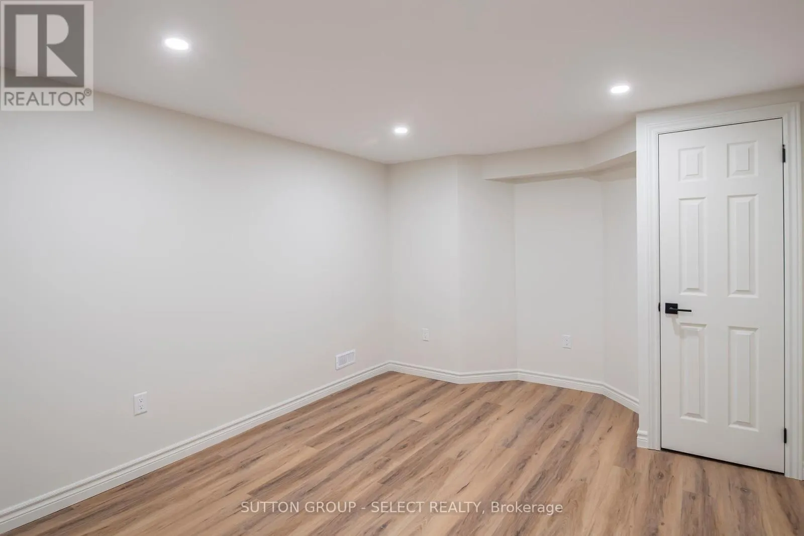 3 - 70 SUNNYSIDE DRIVE, #3