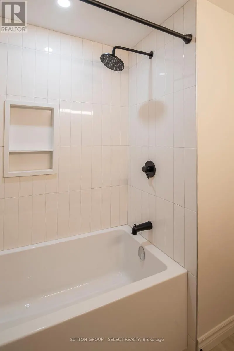 3 - 70 SUNNYSIDE DRIVE, #3