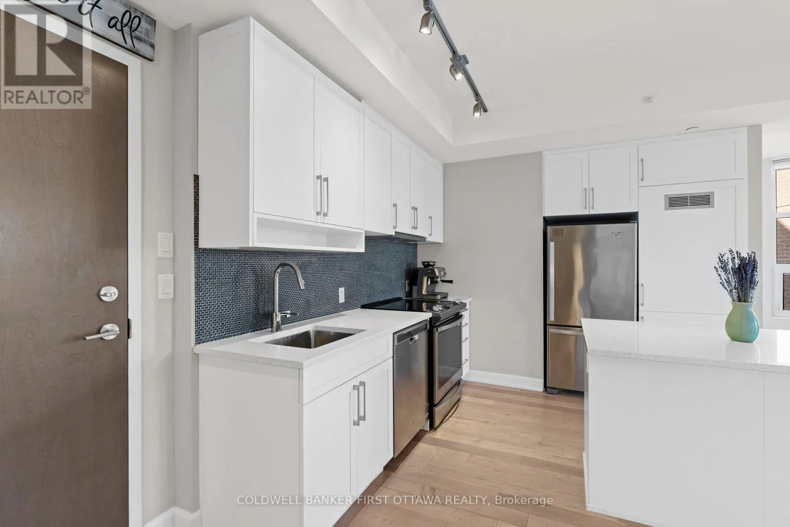 303 - 10 ROSEMOUNT AVENUE