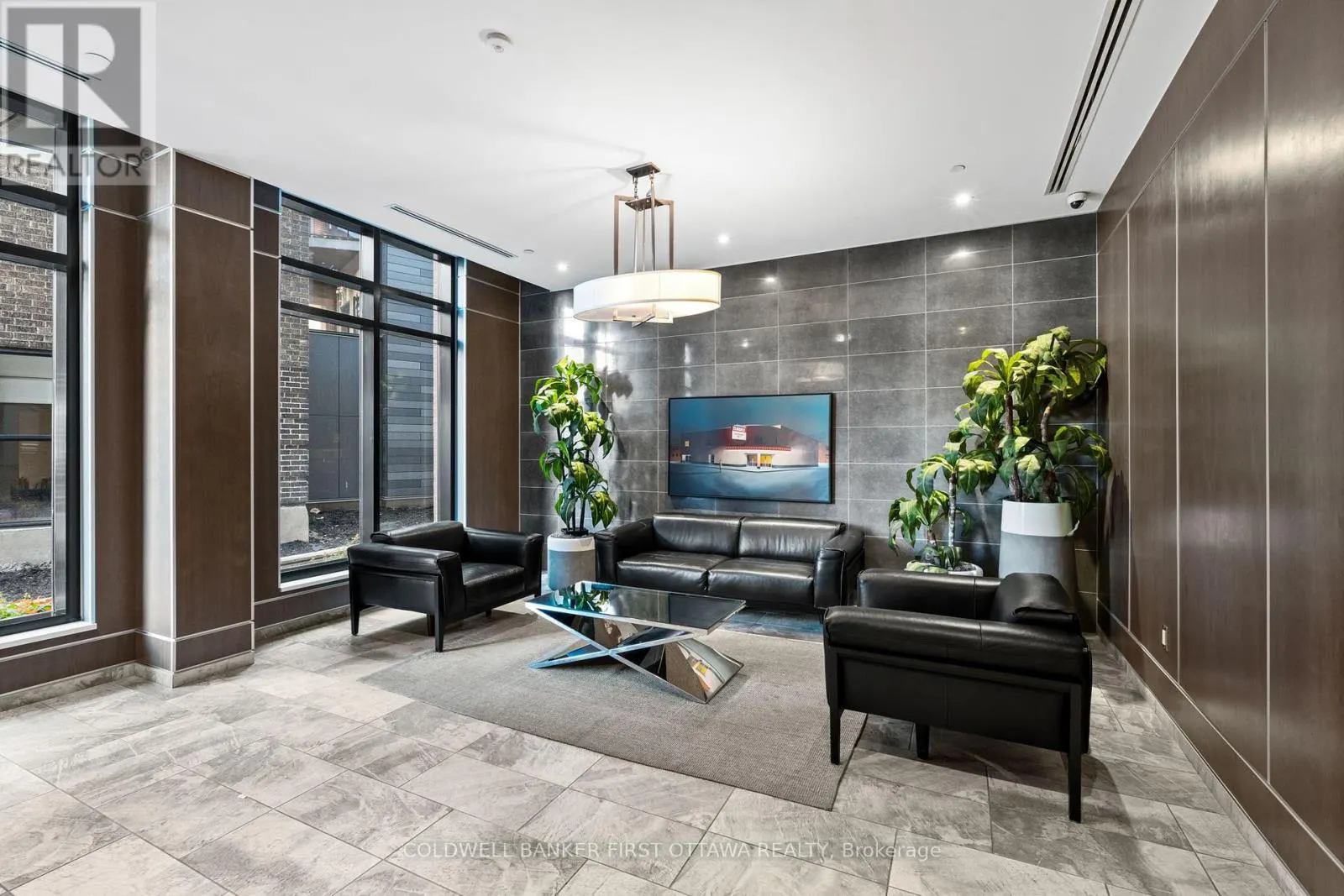 303 - 10 ROSEMOUNT AVENUE