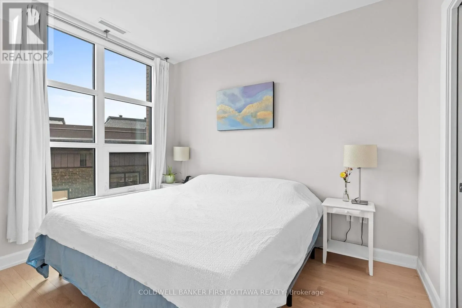 303 - 10 ROSEMOUNT AVENUE