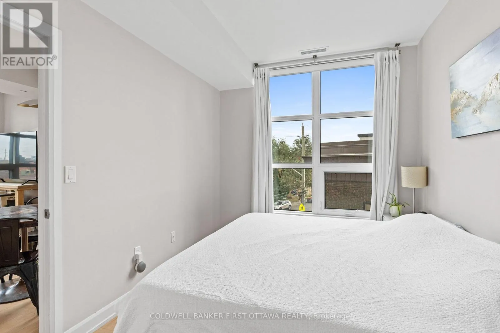 303 - 10 ROSEMOUNT AVENUE