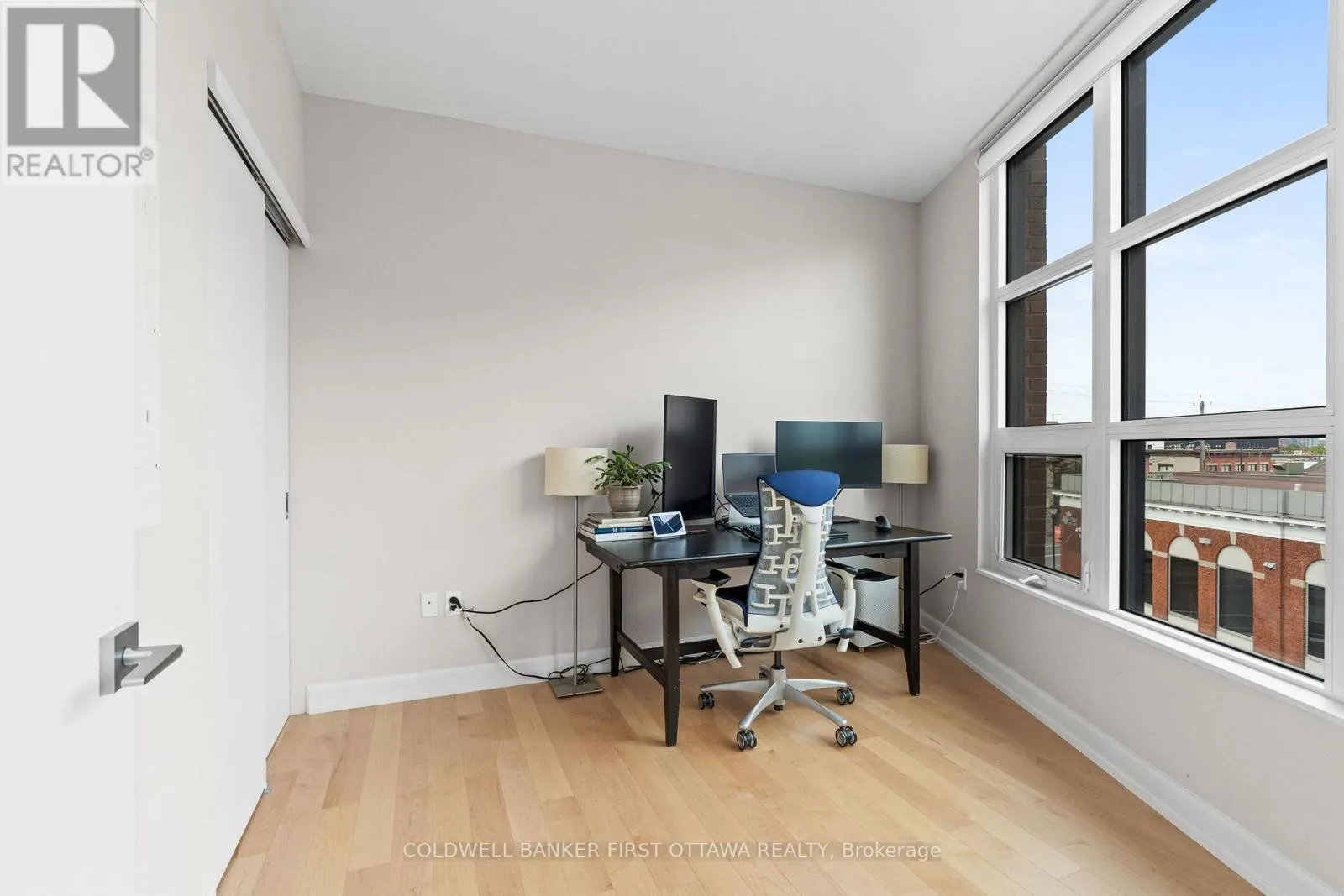 303 - 10 ROSEMOUNT AVENUE