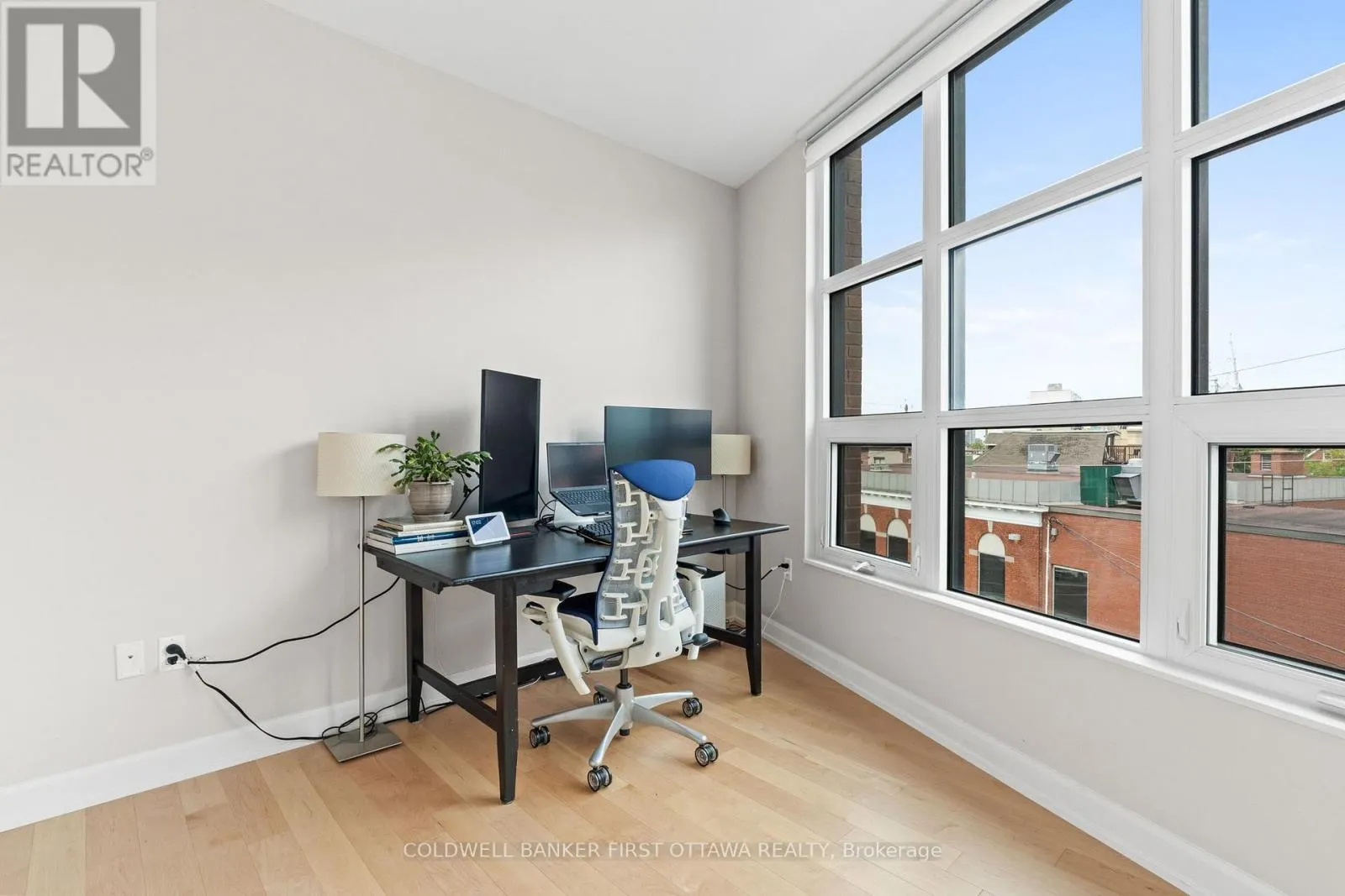 303 - 10 ROSEMOUNT AVENUE
