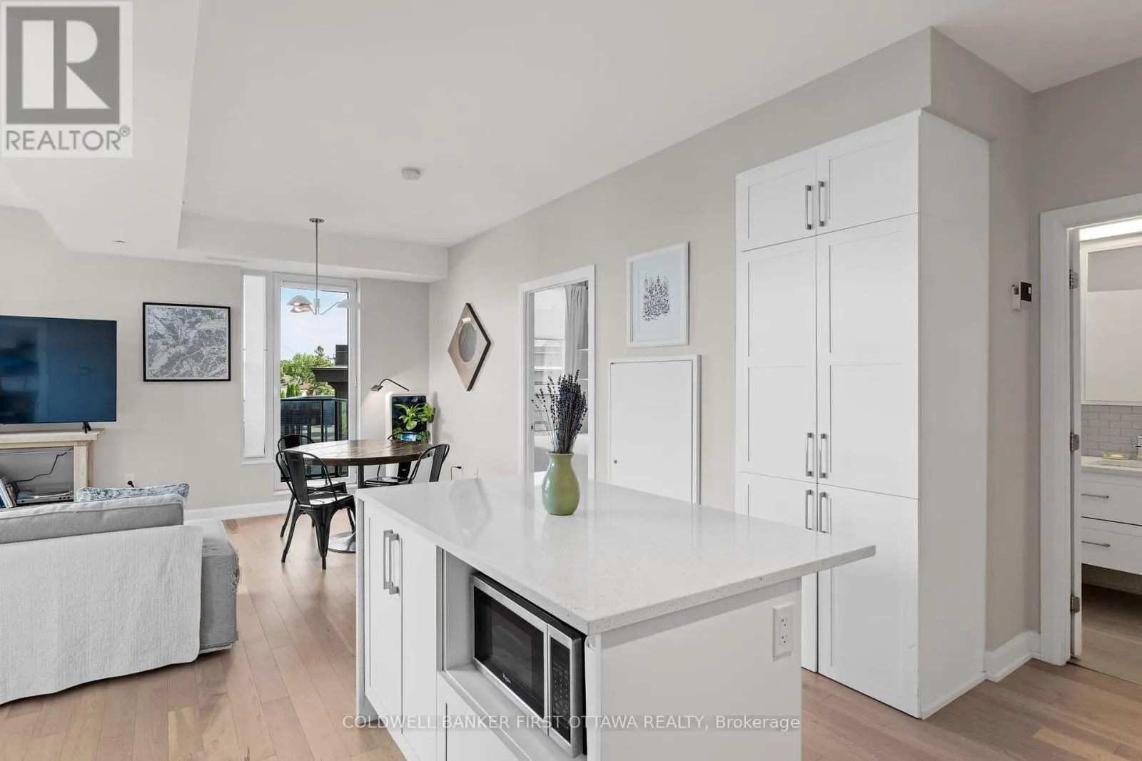 303 - 10 ROSEMOUNT AVENUE