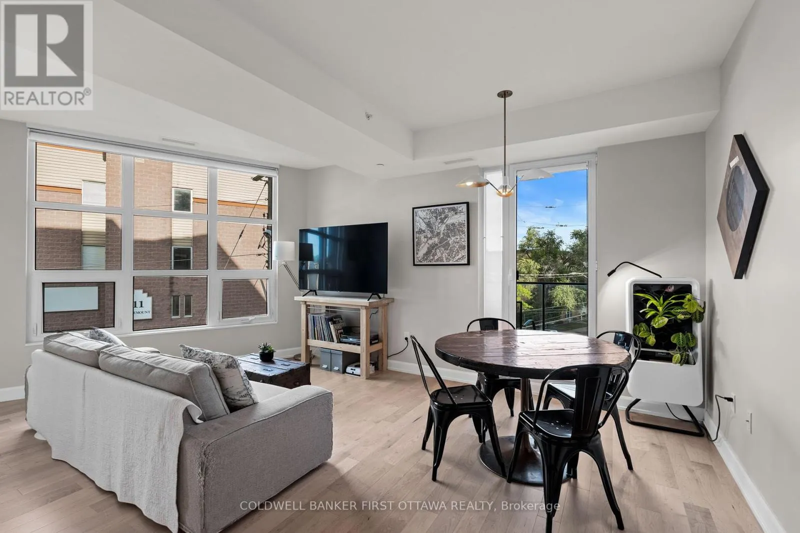 303 - 10 ROSEMOUNT AVENUE