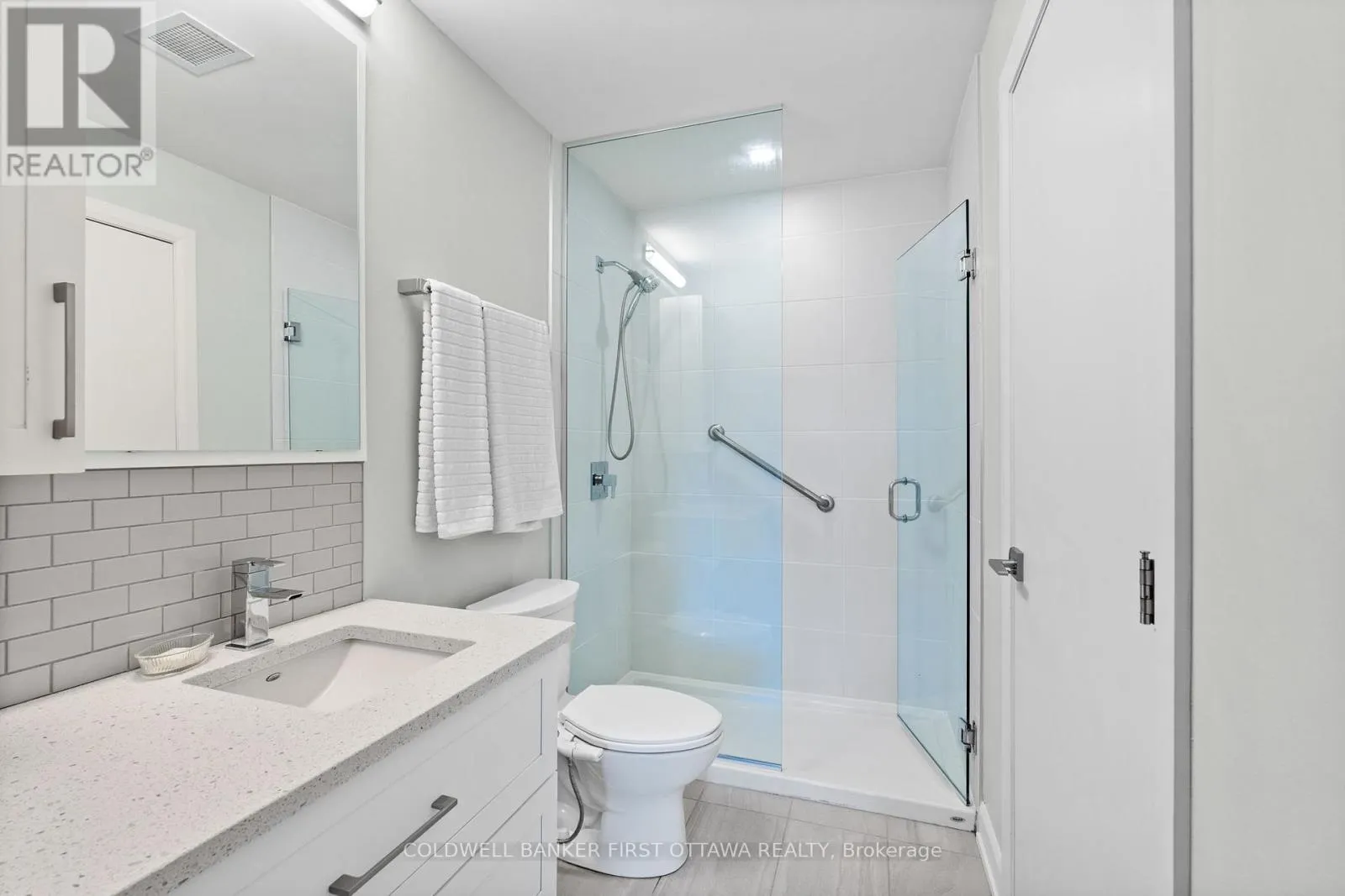 303 - 10 ROSEMOUNT AVENUE