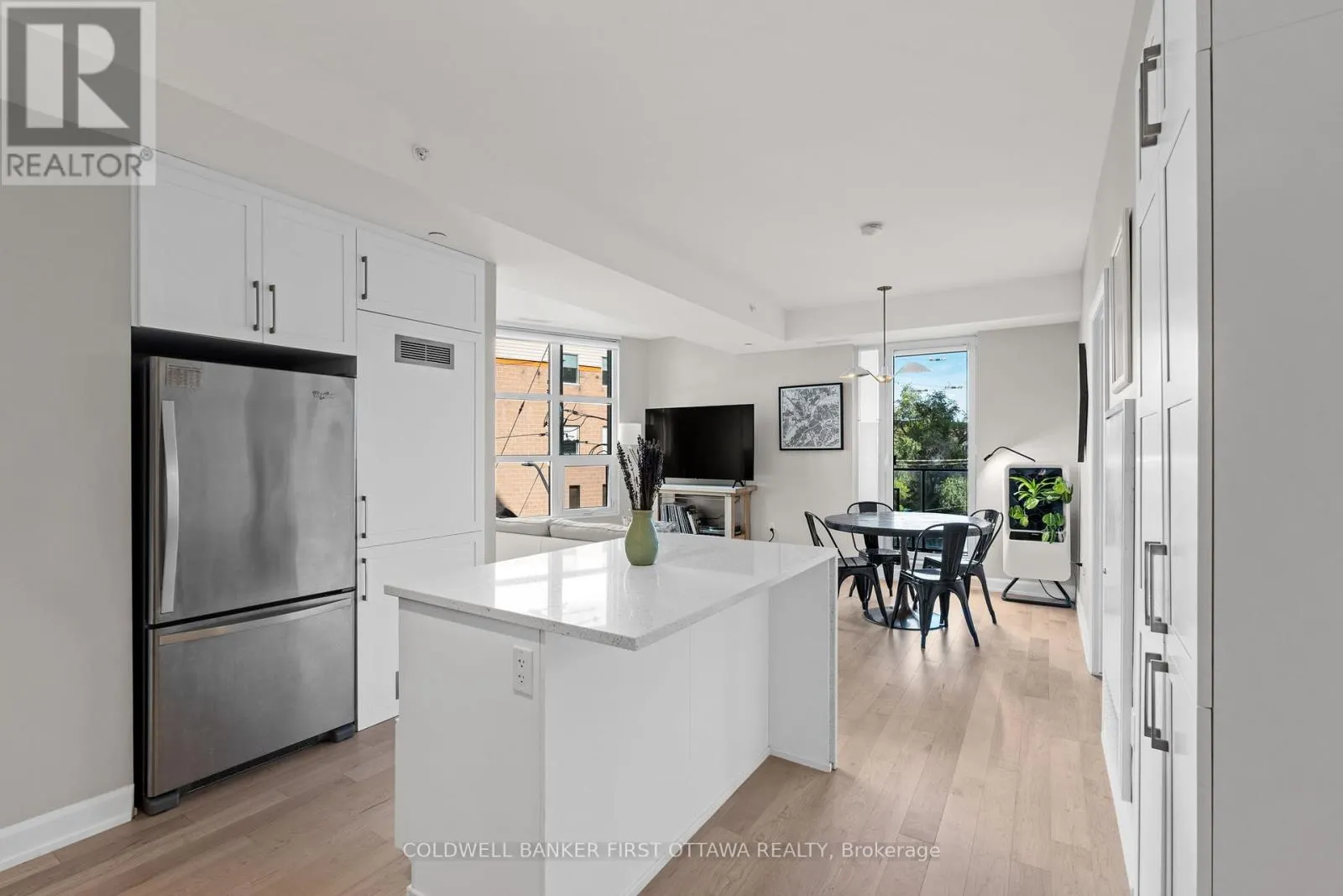 303 - 10 ROSEMOUNT AVENUE