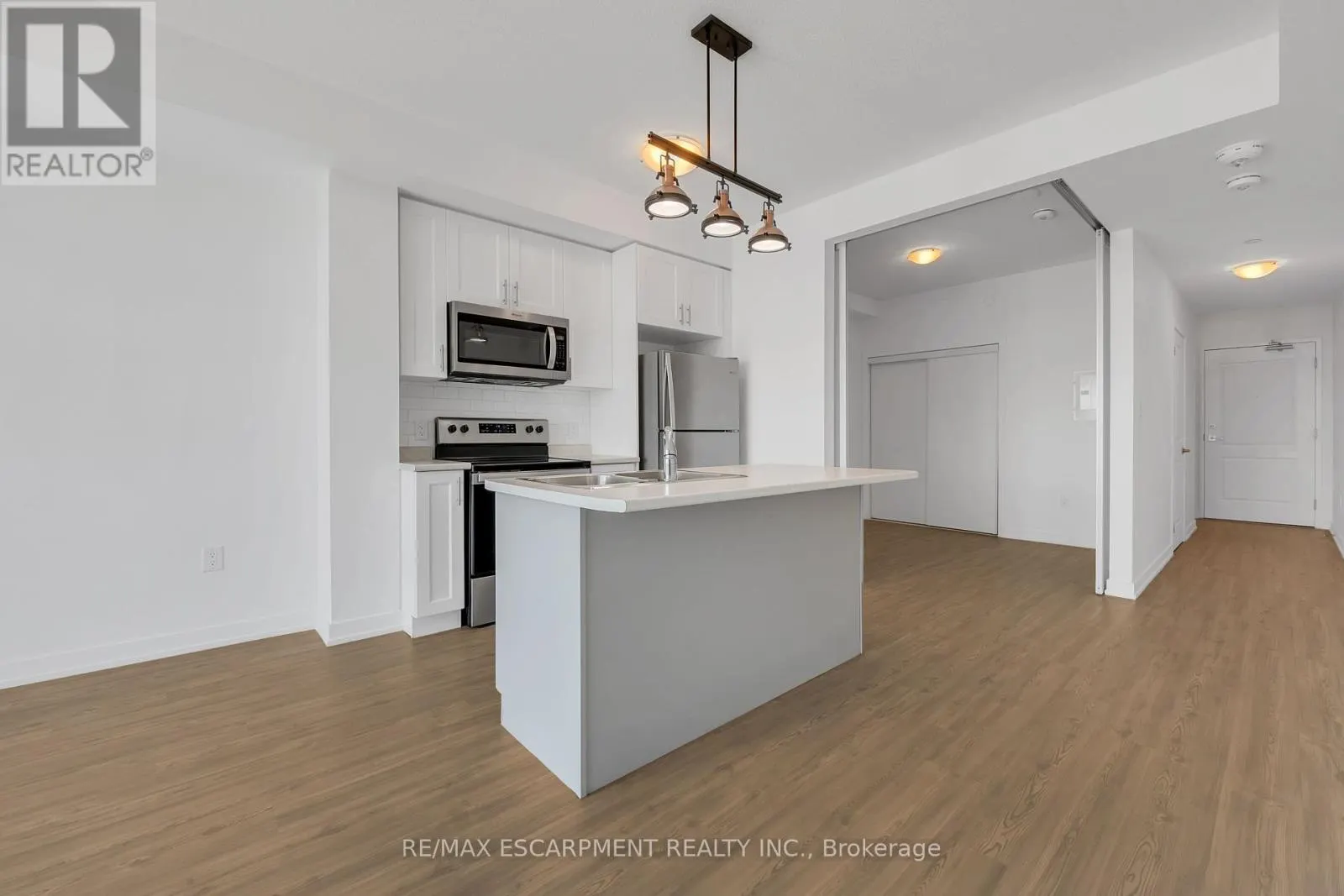 319 - 450 DUNDAS STREET