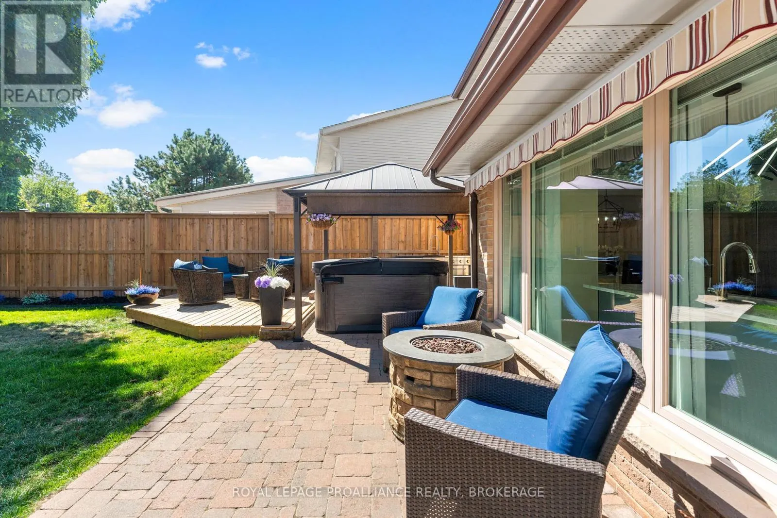 918 EDINBOROUGH CRESCENT