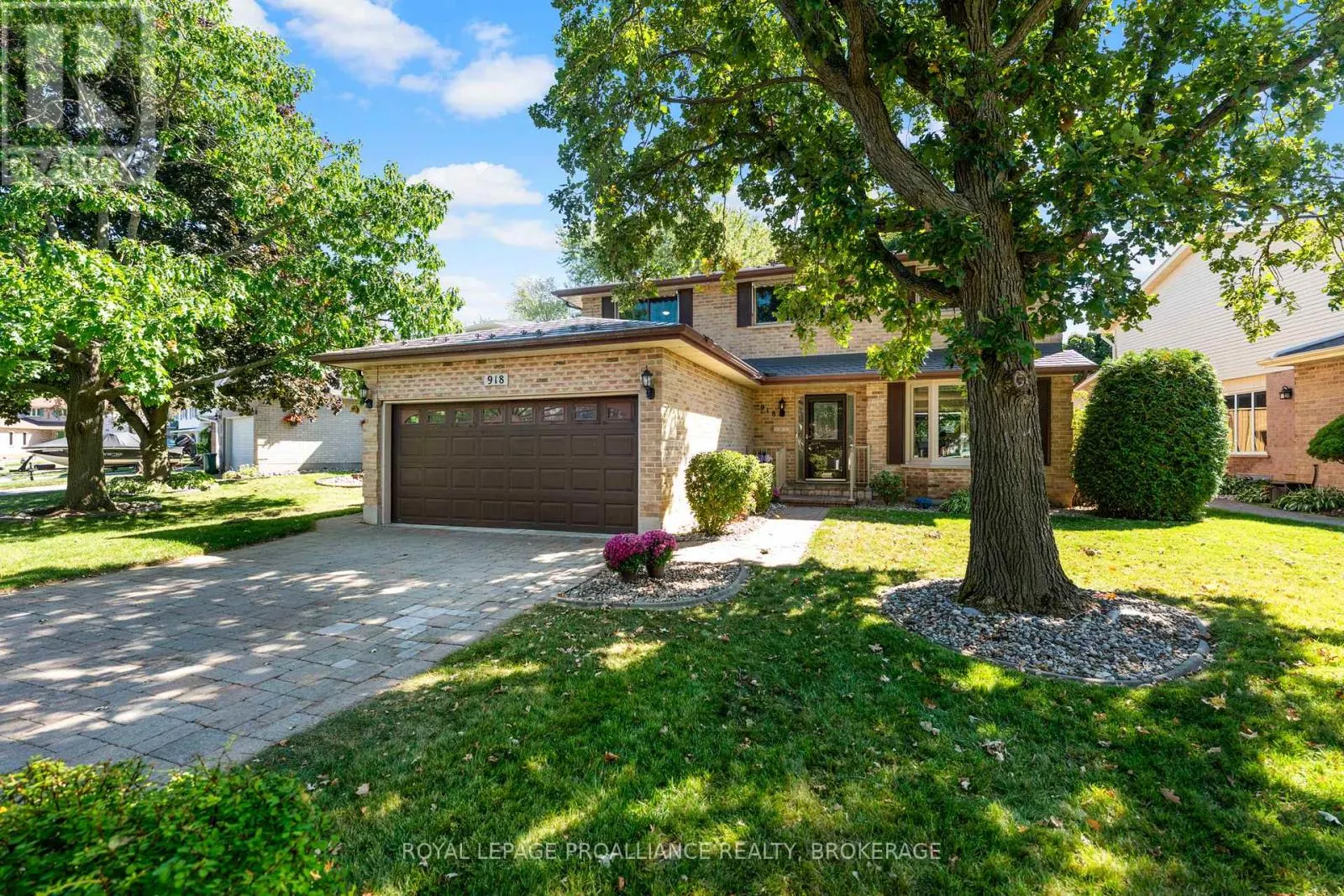 918 EDINBOROUGH CRESCENT