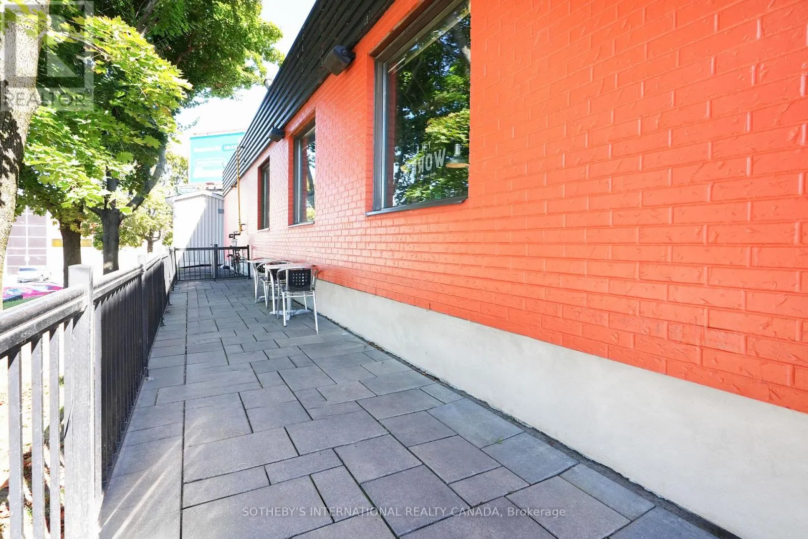 2525 BANK STREET