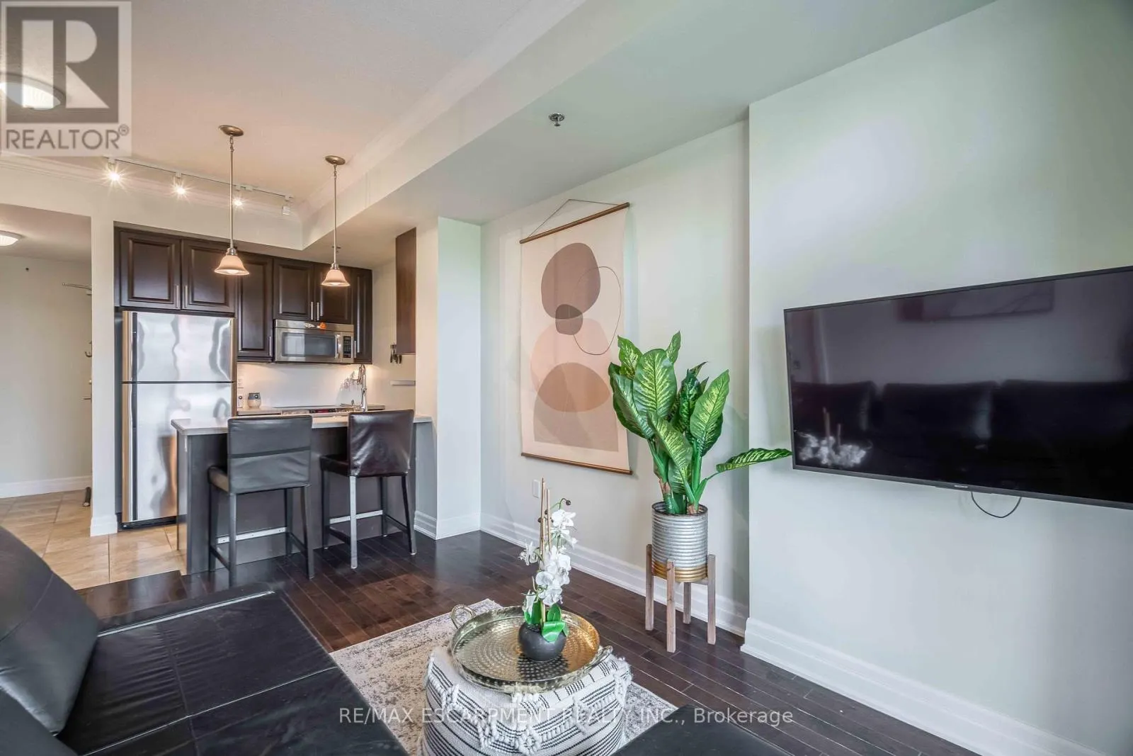 409 - 90 CHARLTON AVENUE W