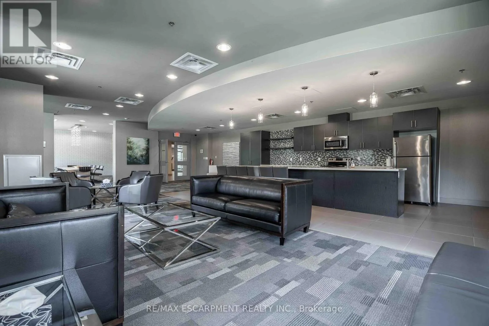 409 - 90 CHARLTON AVENUE W