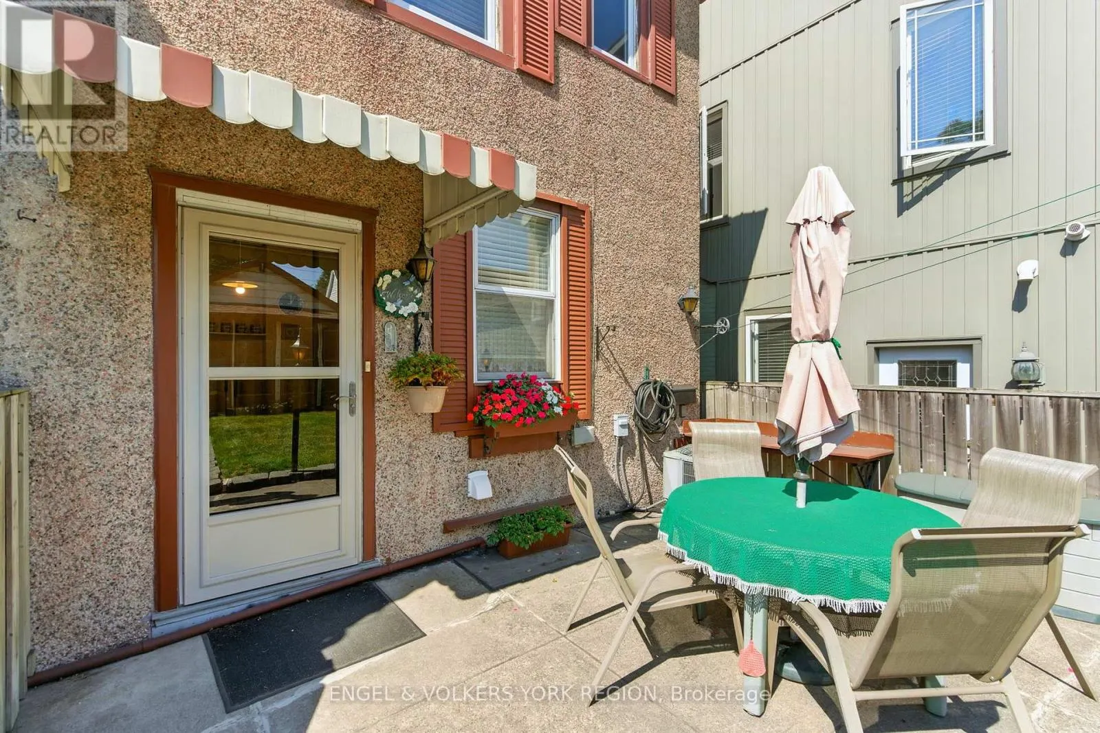 484 JOHN STREET N