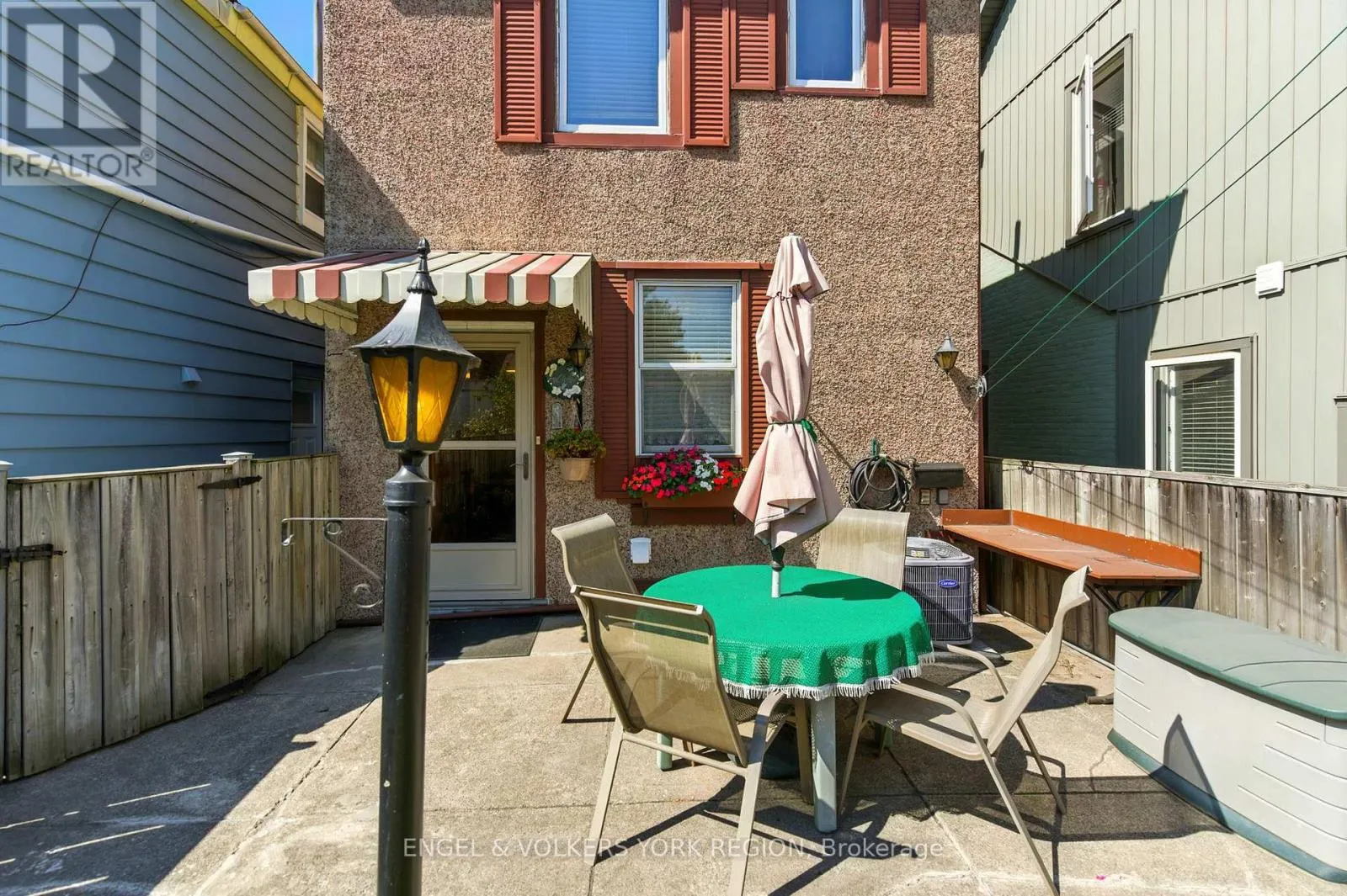 484 JOHN STREET N