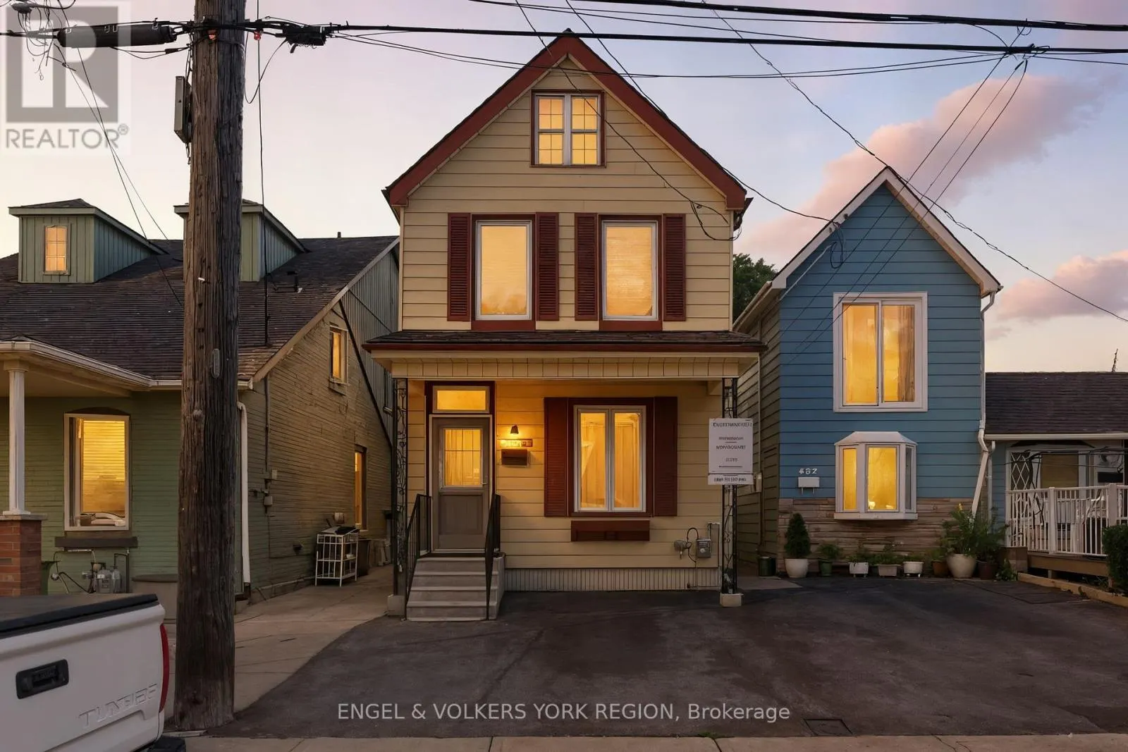 484 JOHN STREET N