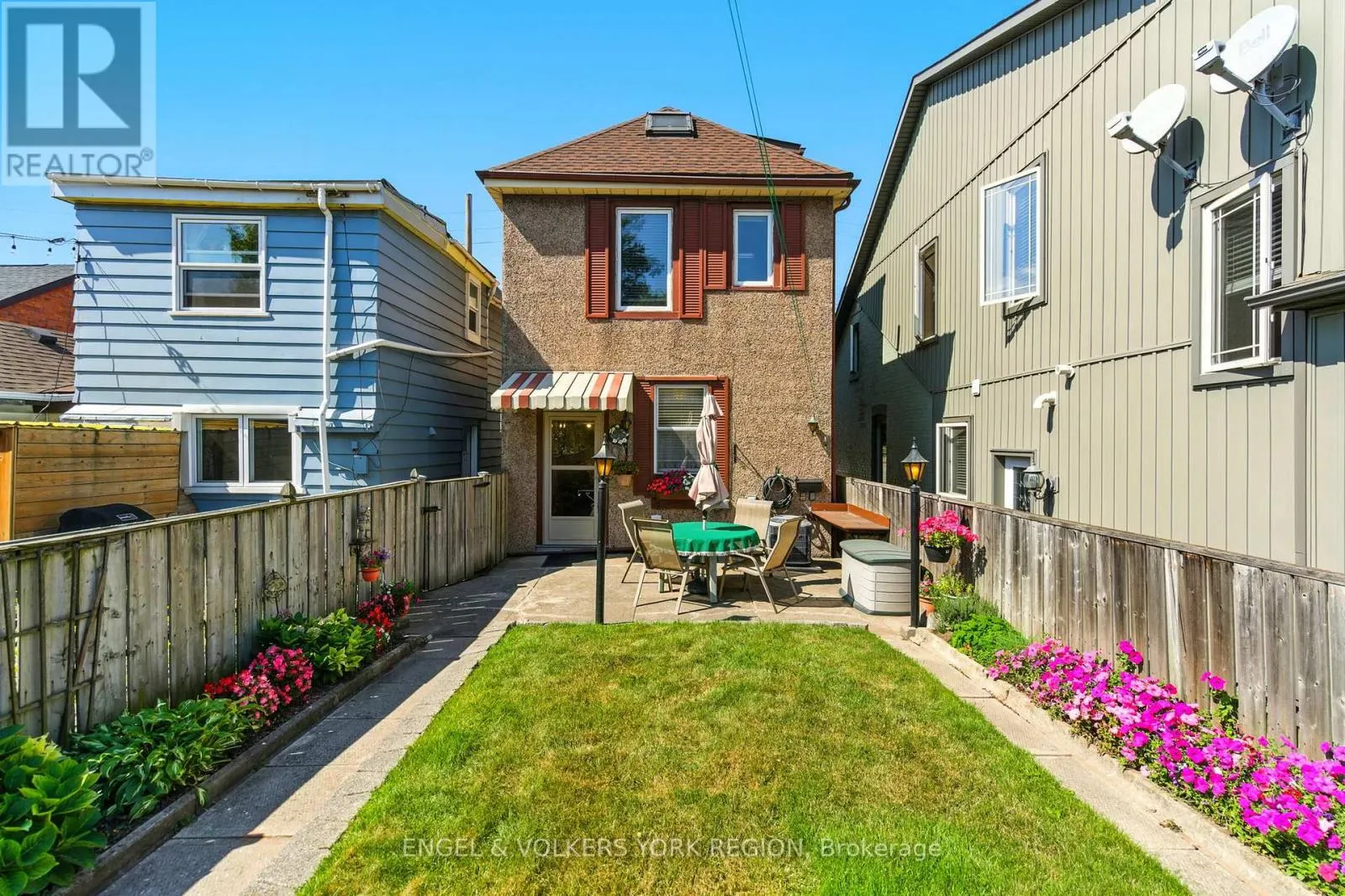 484 JOHN STREET N