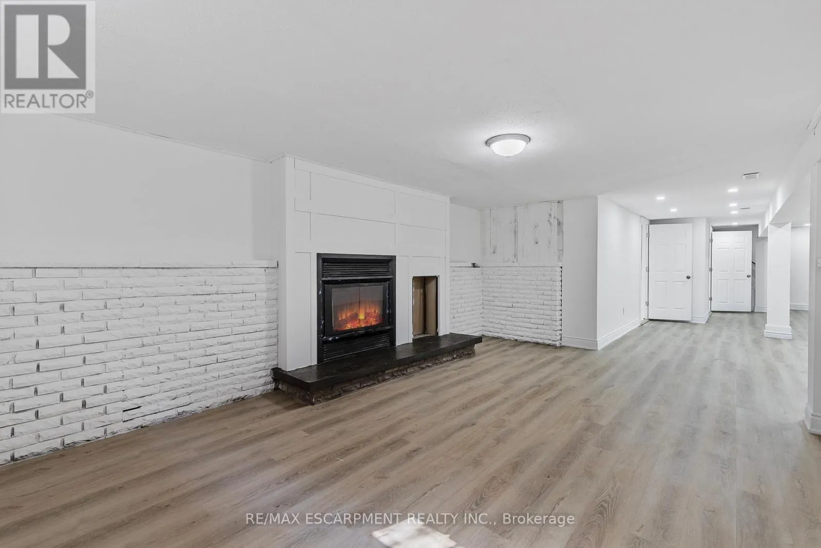 585 FIFTH ROAD E
