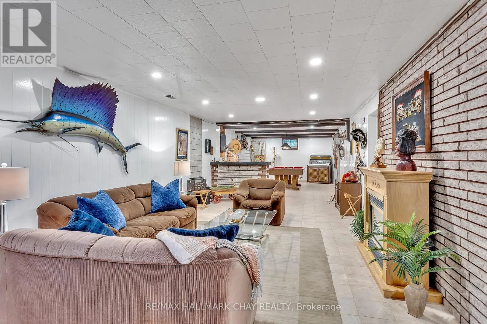 1009 FAIRBAIRN STREET