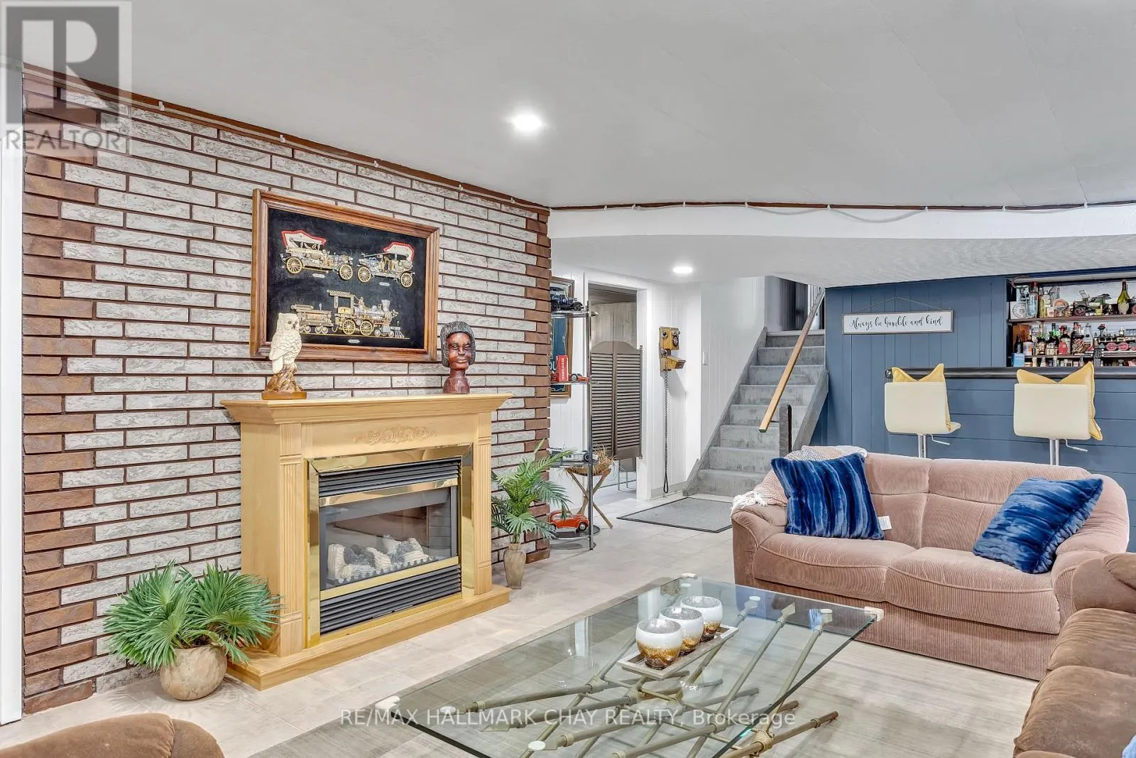 1009 FAIRBAIRN STREET