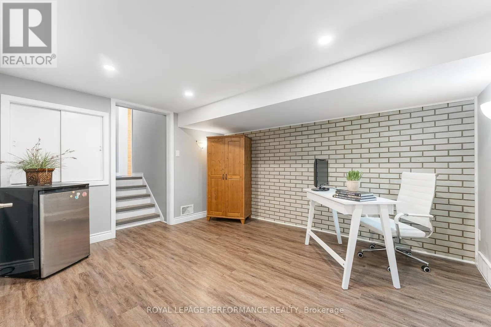1044 CROMWELL DRIVE
