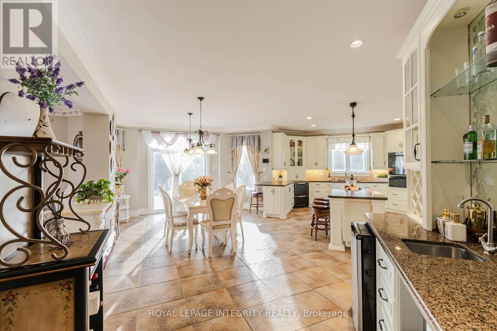 5884 EARLSCOURT CRESCENT