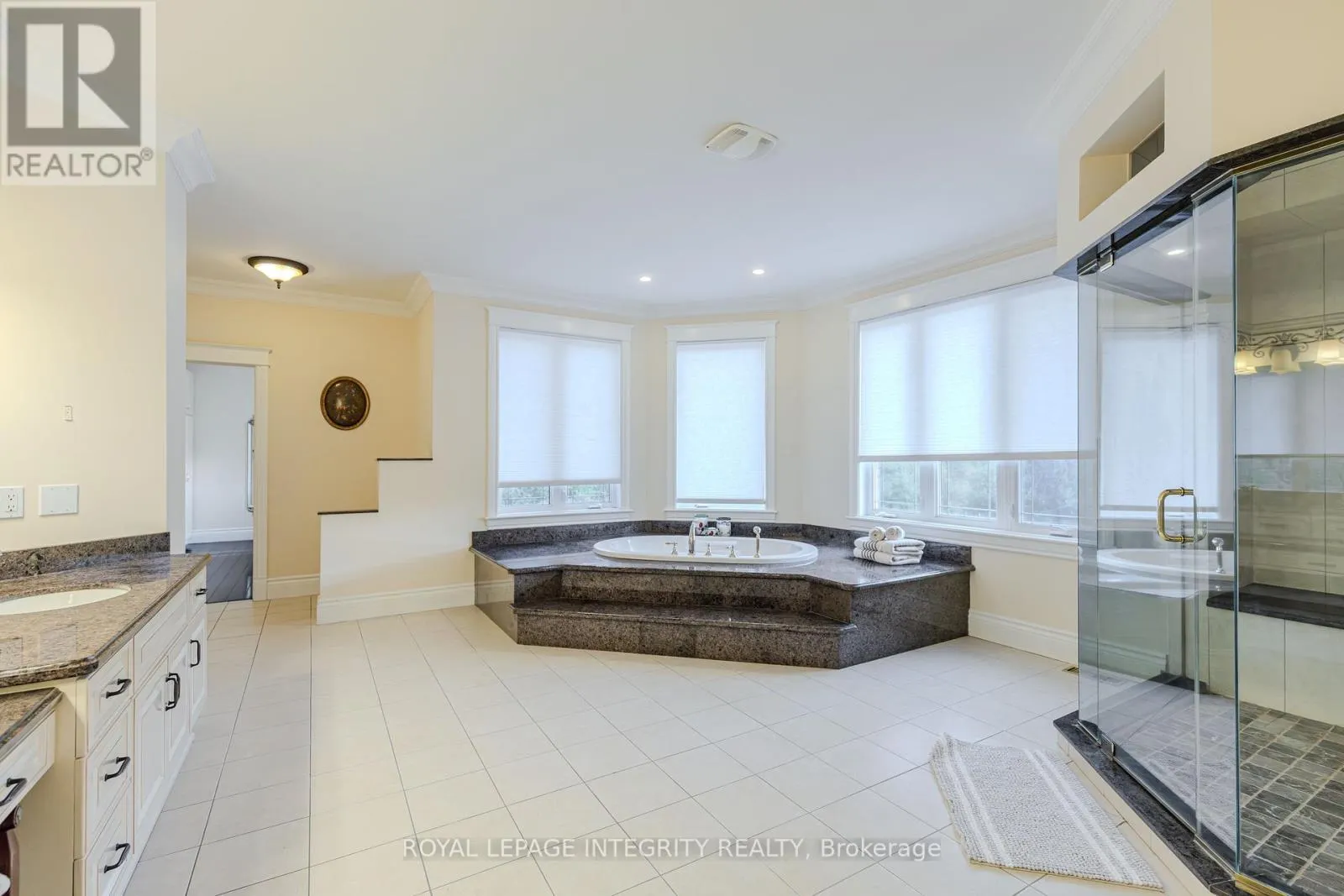5884 EARLSCOURT CRESCENT