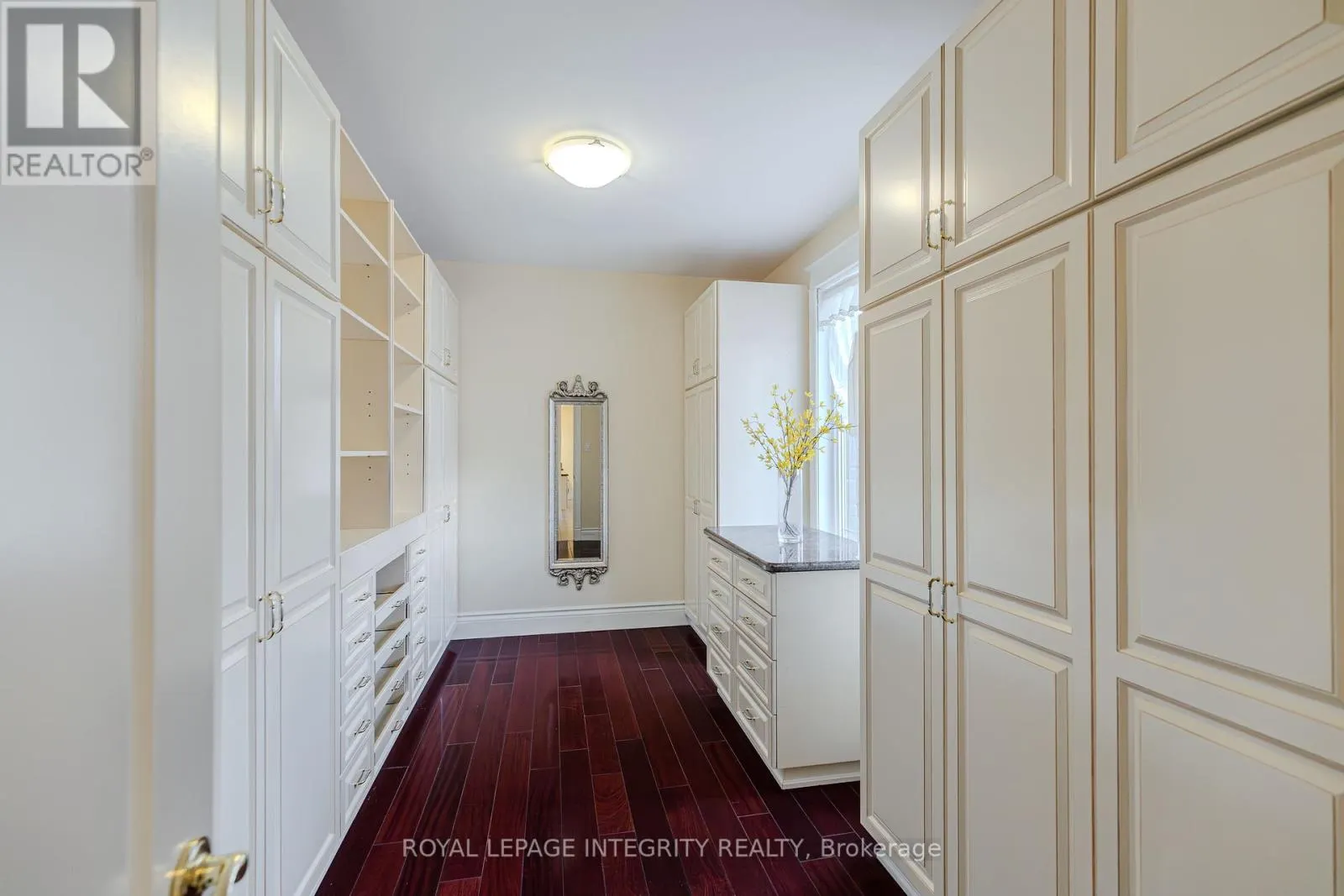 5884 EARLSCOURT CRESCENT