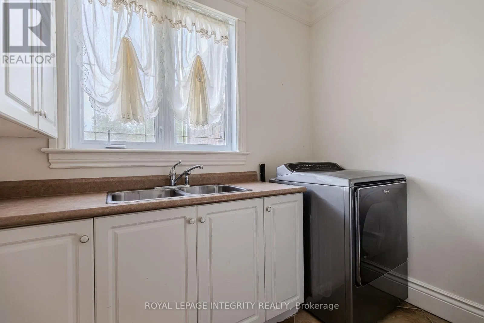 5884 EARLSCOURT CRESCENT