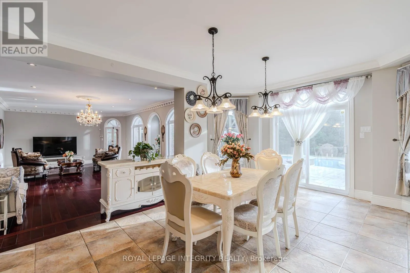 5884 EARLSCOURT CRESCENT