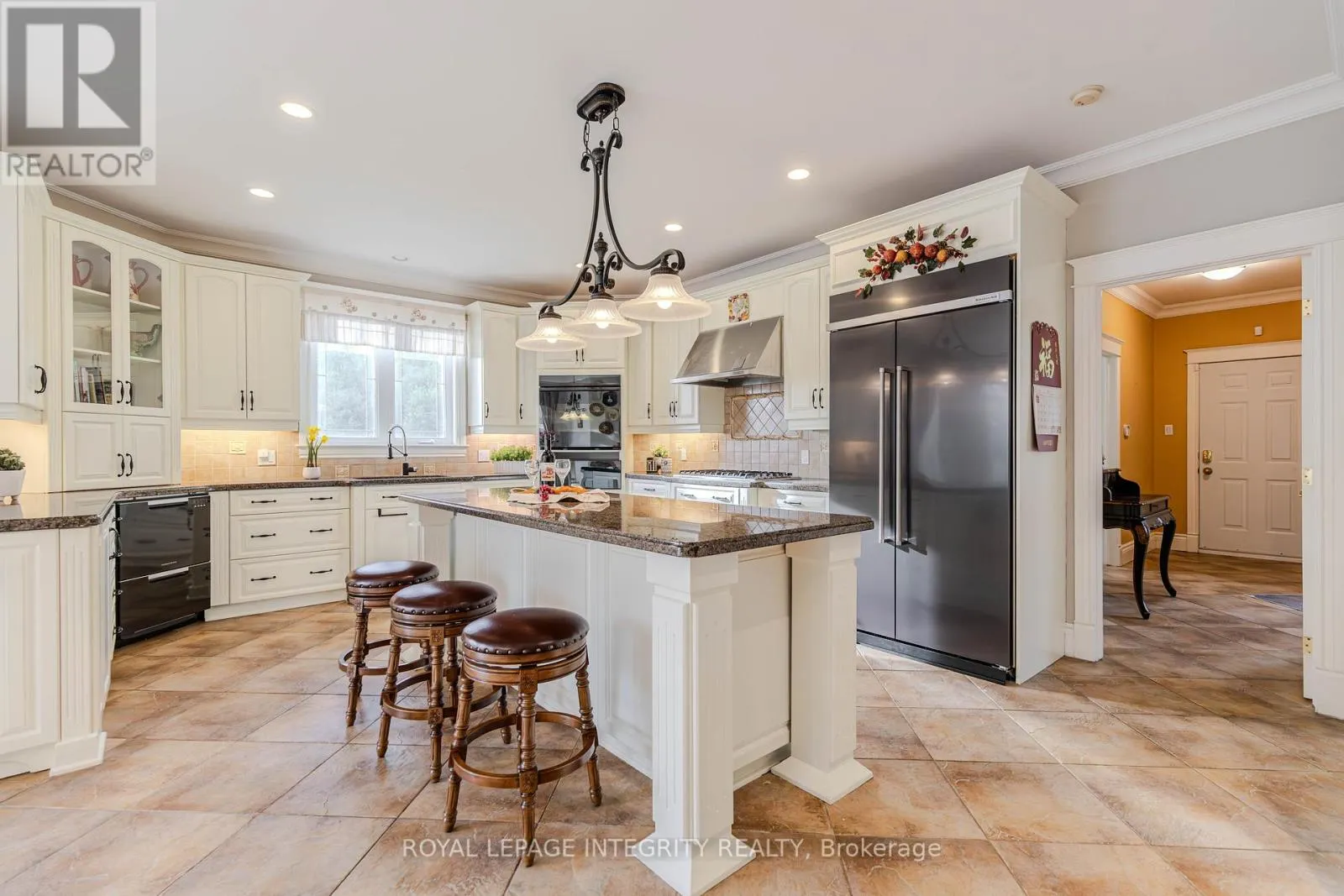 5884 EARLSCOURT CRESCENT
