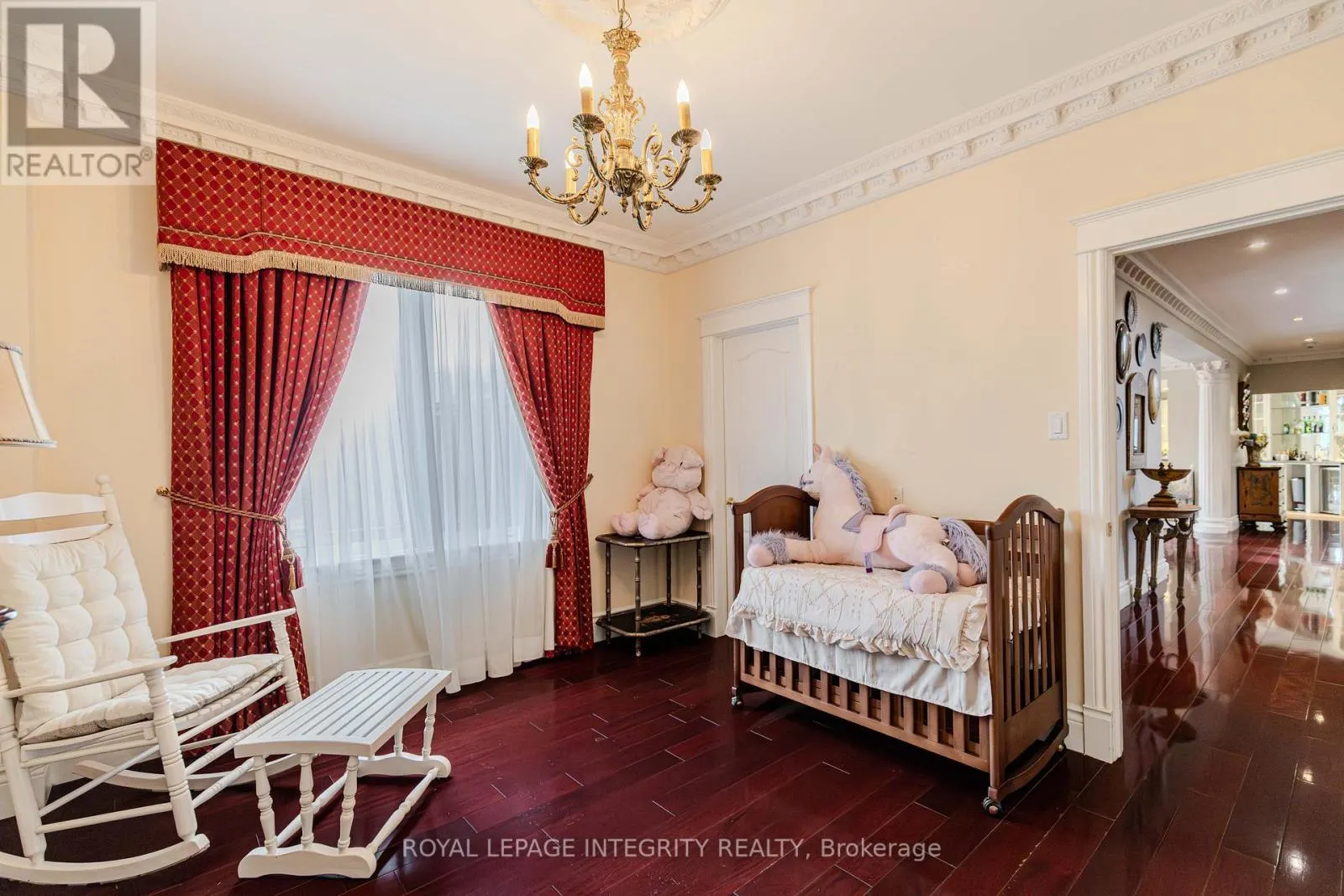 5884 EARLSCOURT CRESCENT