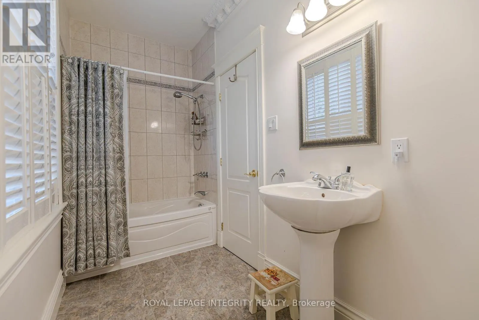 5884 EARLSCOURT CRESCENT
