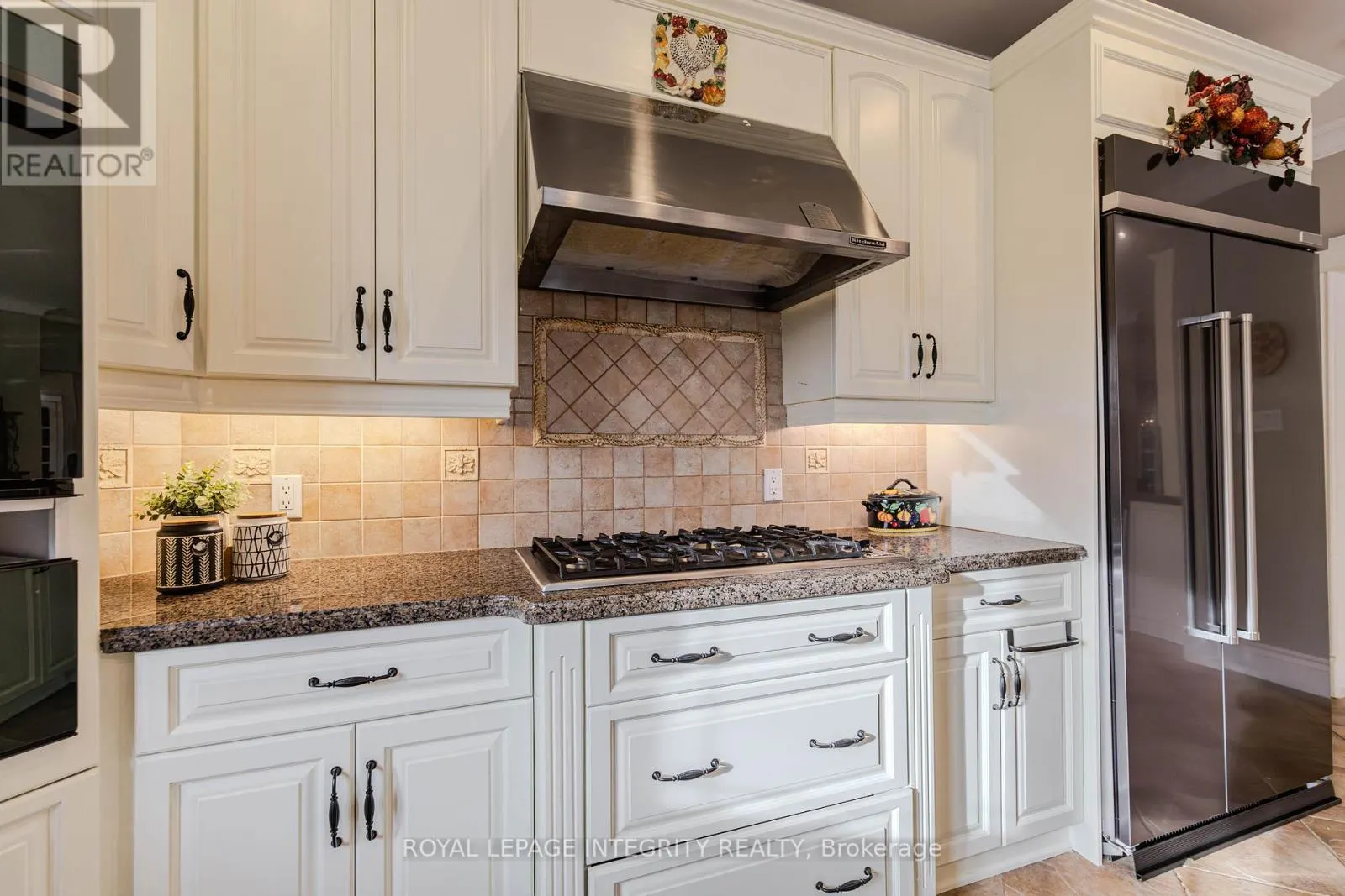 5884 EARLSCOURT CRESCENT