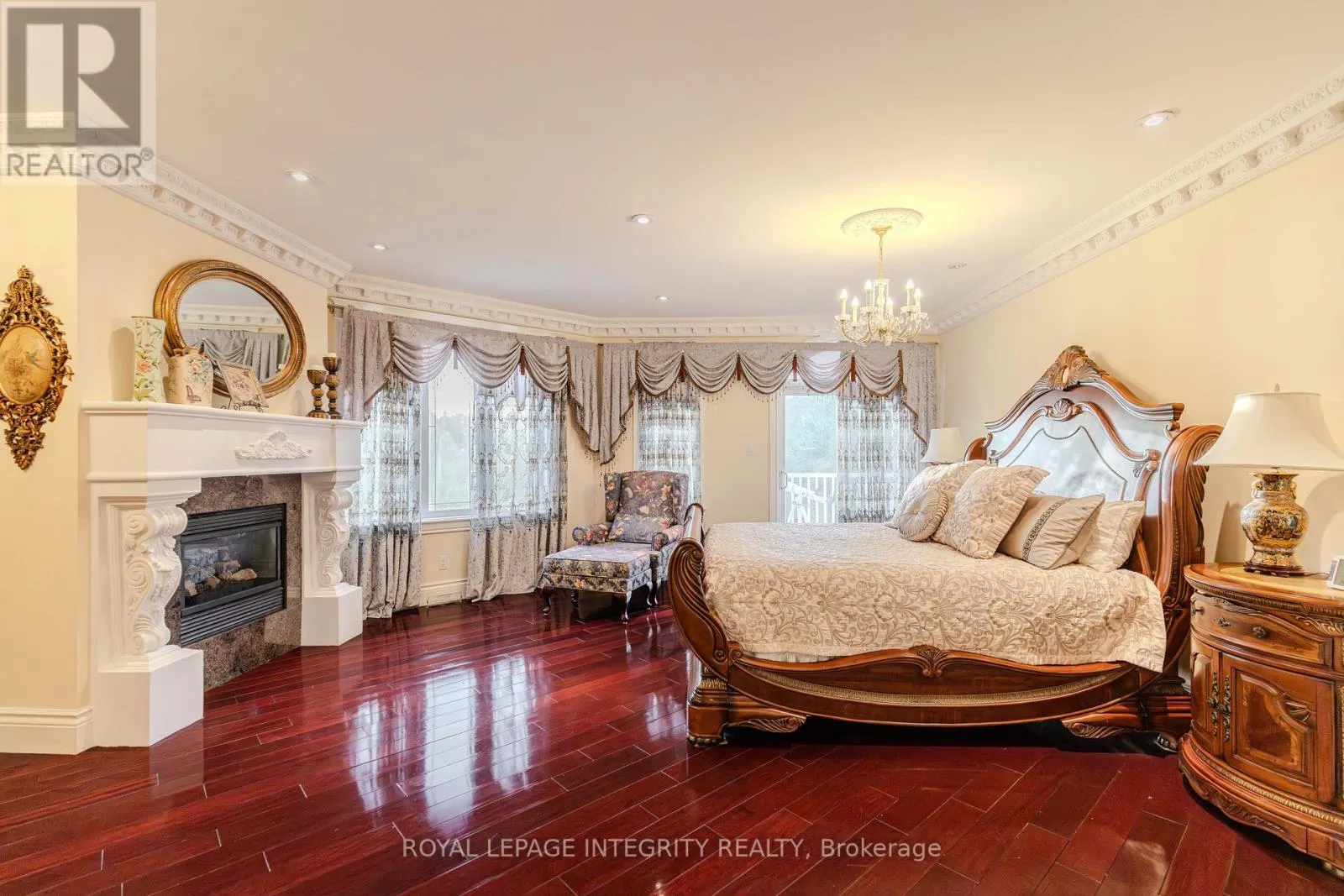 5884 EARLSCOURT CRESCENT