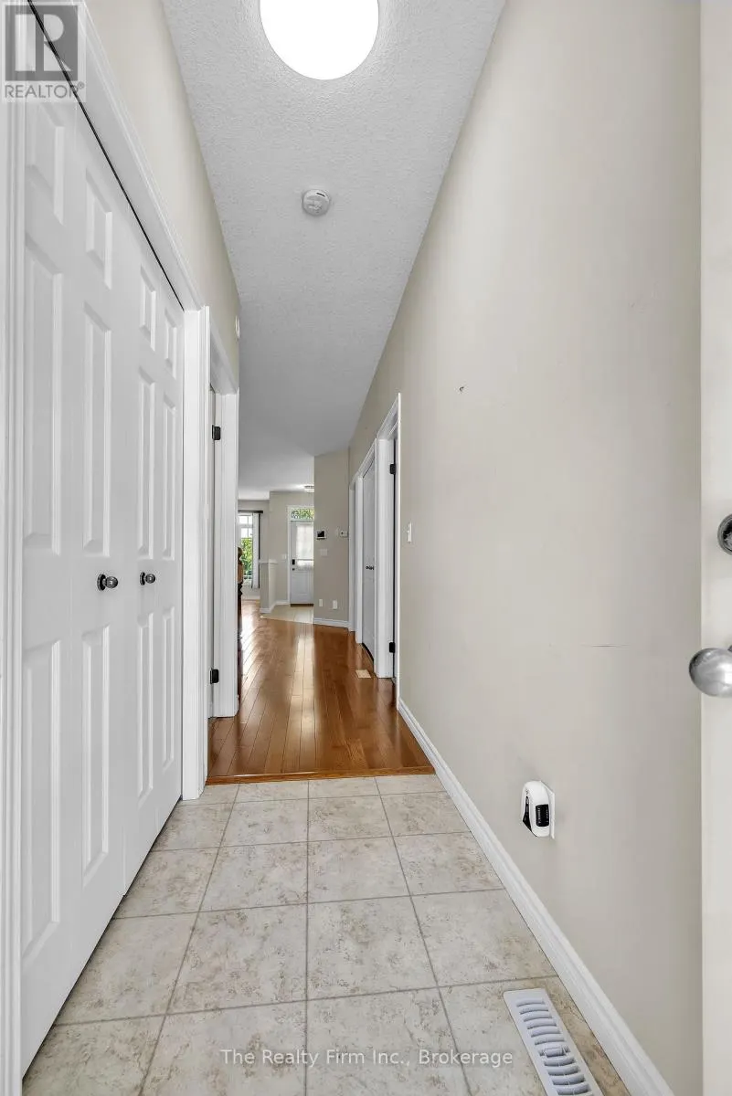 3 - 665 SOUTHWOOD WAY, #3