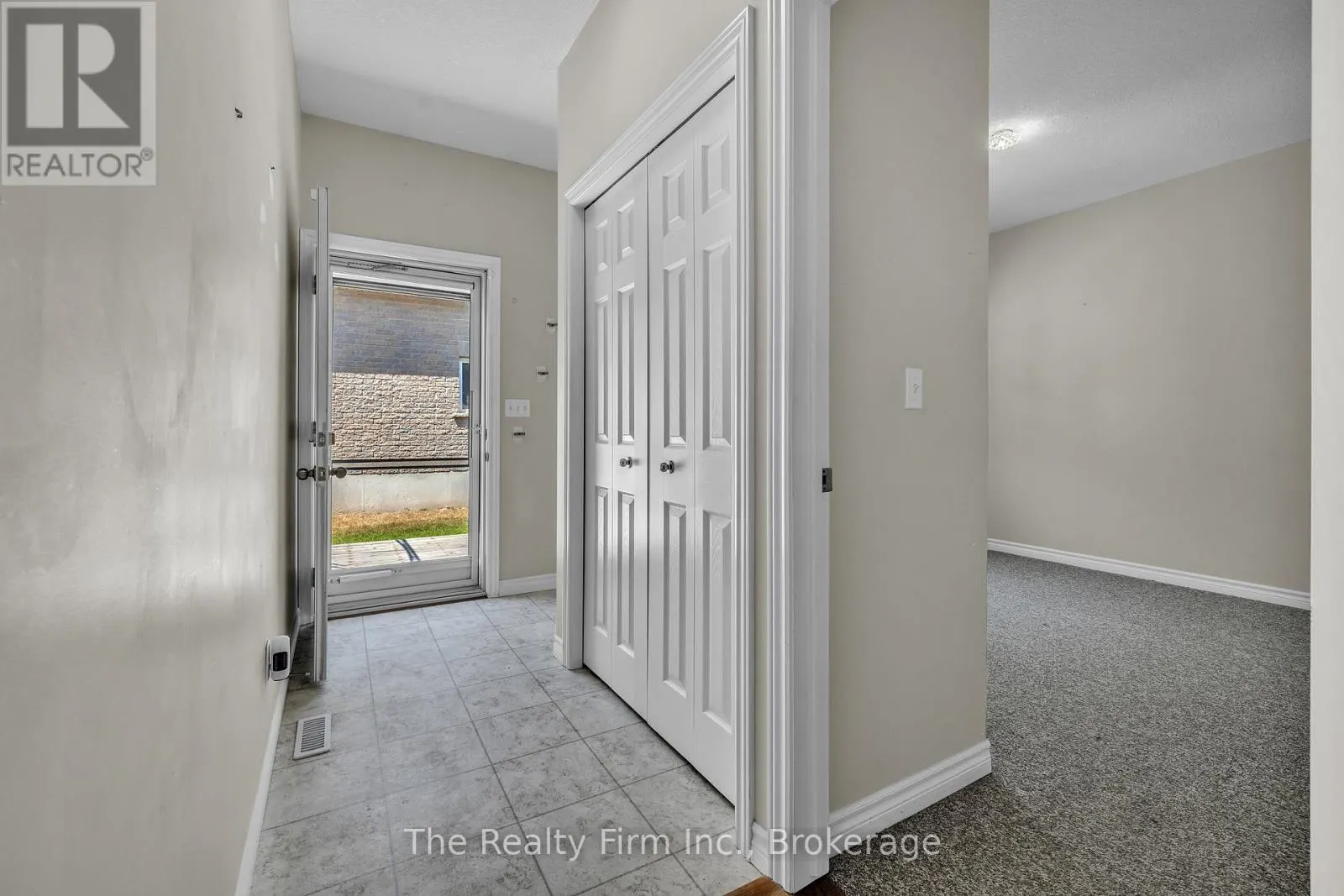 3 - 665 SOUTHWOOD WAY, #3