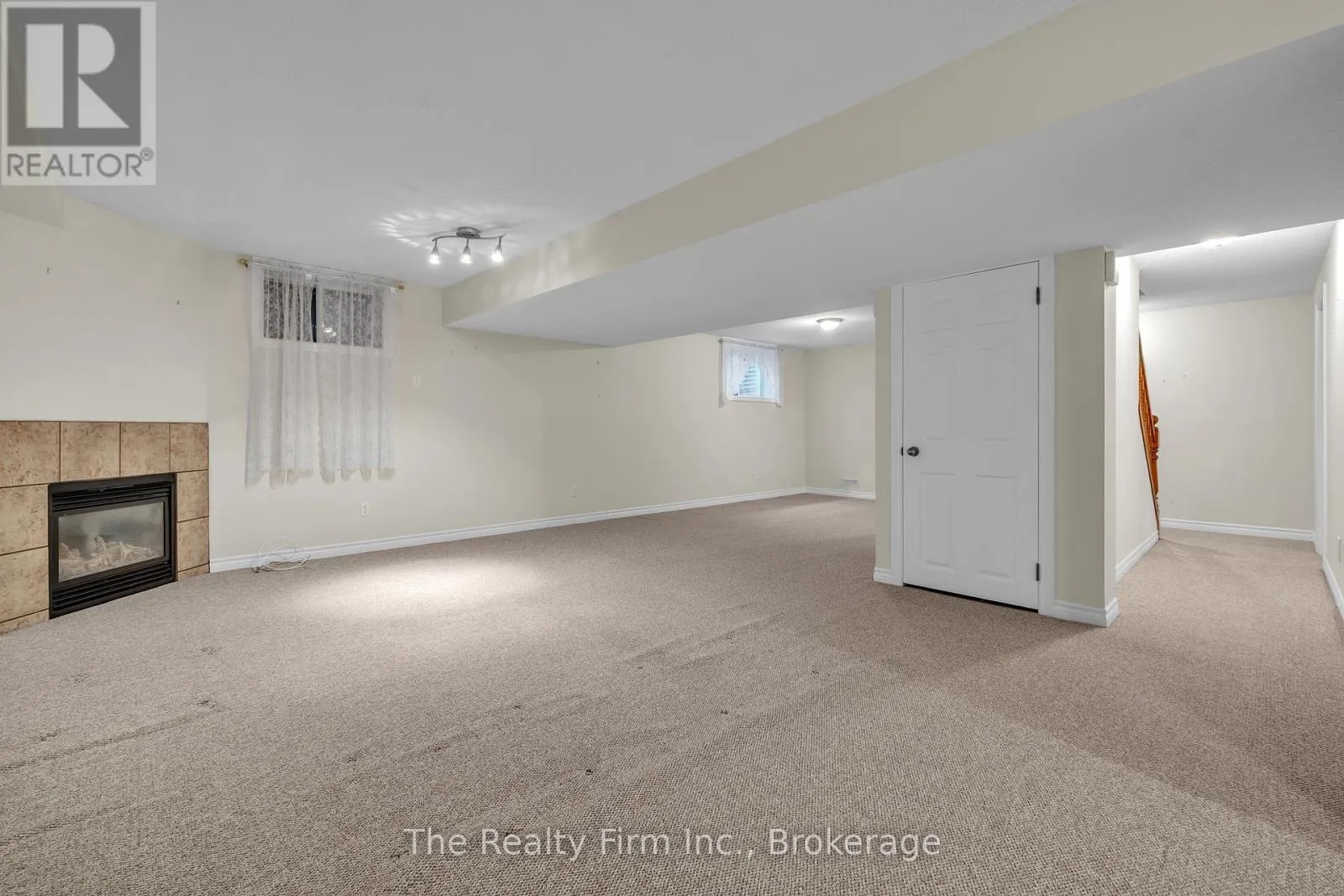 3 - 665 SOUTHWOOD WAY, #3