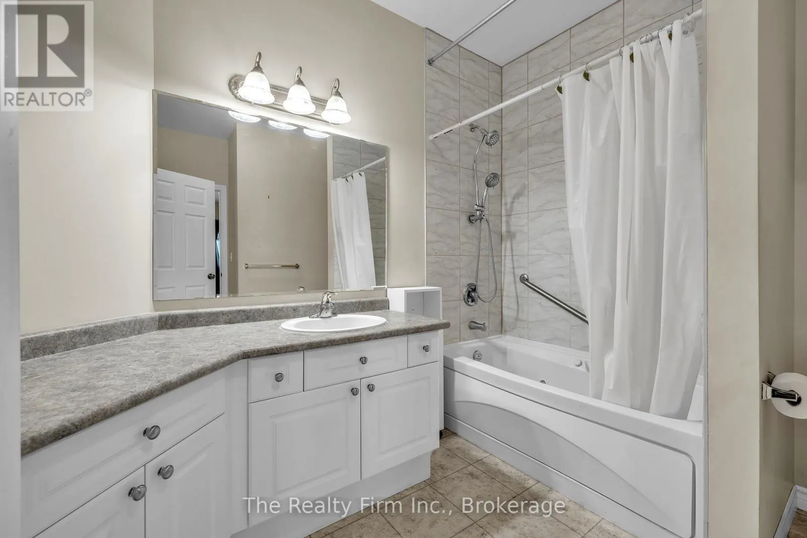 3 - 665 SOUTHWOOD WAY, #3