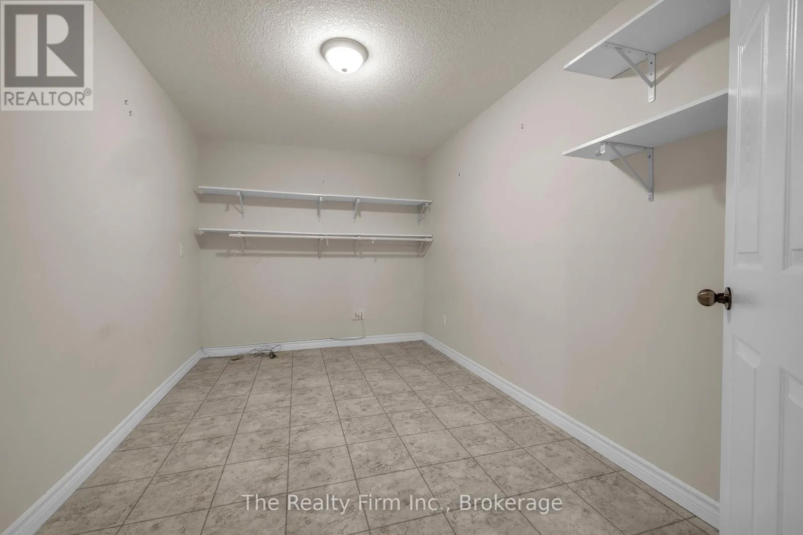 3 - 665 SOUTHWOOD WAY, #3